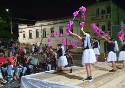 Alunos de projeto de folclore e danças regionais se apresentaram no Teatro Sílvio de Mattos e na Praça da Estação
