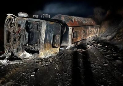 Caminhão que transportava diesel tombou, pegou fogo e fechou a MG-431