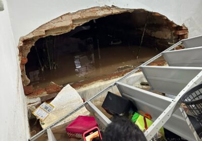 Tubulação do SAAE estoura e água invade residências no Irmãos Auler