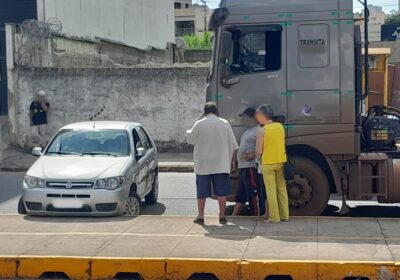 Palio foi arrastado por carreta em acidente na Jove Soares