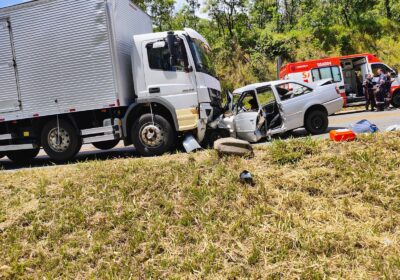 Carro bate de frente contra caminhão e deixa vítima fatal na MG-050 em Itaúna