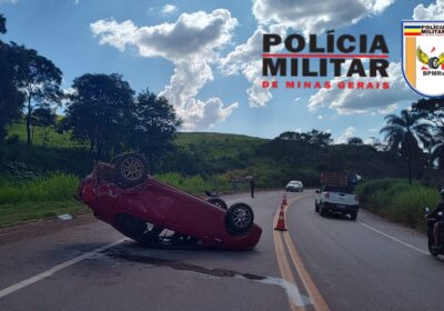 Mulher é socorrida após capotamento na MG-431 em Ponta da Serra