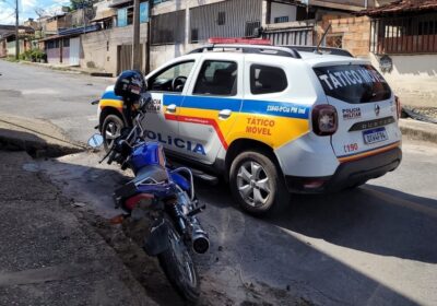 Dupla em motocicleta é capturada pela PM após perseguição no Morada Nova