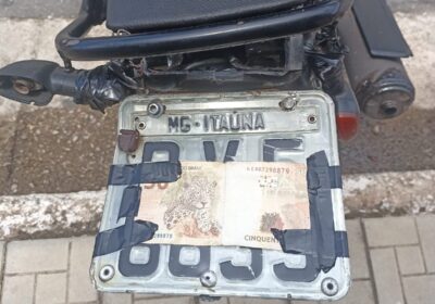 Nota de R$ 50 encobria placa de motocicleta com queixa de furto em Itaúna