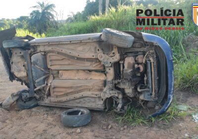 Carro capota após acidente com carreta na MG-431