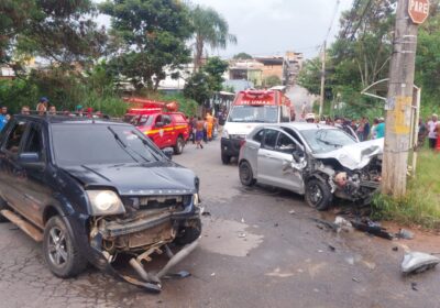Batida entre três veículos deixa feridos na Ana de Faria Dornas