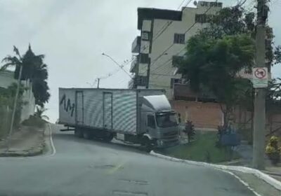Caminhão em barranco alerta para risco de acidentes na José Bernardes, diz cidadão