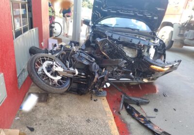 Vídeo: batida entre moto e carro deixa três feridos no Várzea da Olaria