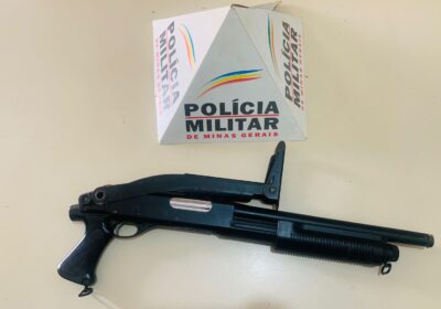 PM apreende submetralhadora 9mm e simulacro de espingarda em Itatiaiuçu