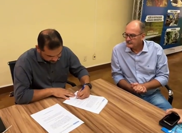 Neider anuncia assinatura de obras de asfaltamento com a CODEVASF em Itaúna