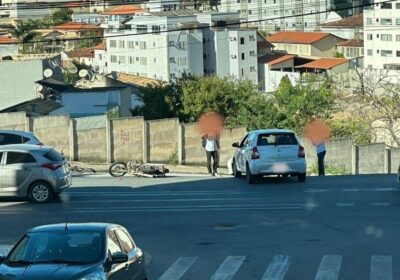 Carro e moto colidem em esquina na Prefeito Milton Penido