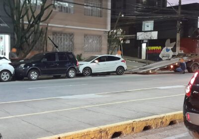 Condutor tem mal súbito e bate em veículos estacionados na Jove Soares