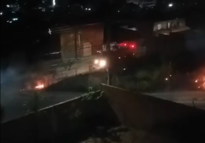 Bombeiros combatem fogo em lote vago na José Bernardes