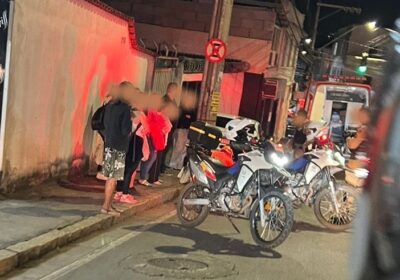 Com trânsito lento, moto bate na traseira de carro na Dr. José Gonçalves