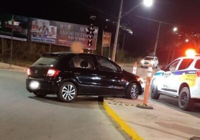 Motorista colide carro em canteiro recém instalado na Av. JK