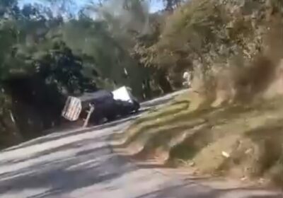 Vídeo flagra carreta conduzida por motorista de Itaúna tombando na BR-381