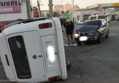 Kombi tomba em colisão com carro na rotatória da Silva Jardim