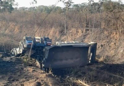 Carreta com minério cai em barranco e motorista itaunense morre na BR-262