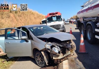 Motorista perde o controle e bate carro contra barranco na MG-050