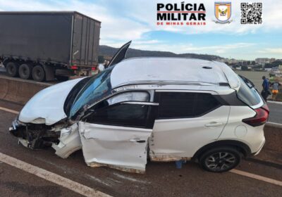 “Fechada” faz carro capotar e parar sobre mureta na MG-050 em Itaúna