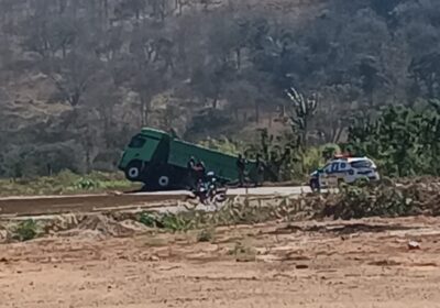 Caminhão cai em vala na MG-431 próximo ao trevo do Morro do Engenho