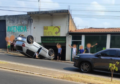 Perde o controle e capota carro em frente a bar na Manoel da Custódia