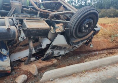 Homem é retirado das ferragens após caminhão pipa tombar em Itaúna