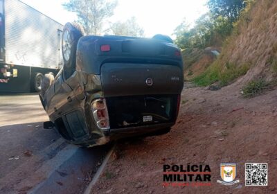 Desvia de veículo na contramão e capota carro na MG-050