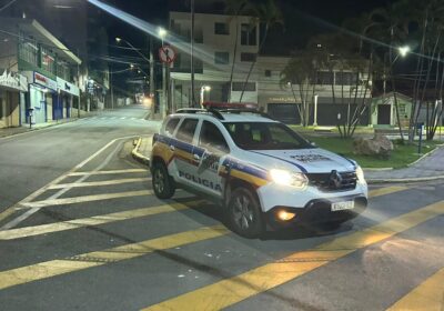 Homem é contido após furtar cachaça e camarão em supermercado no Centro