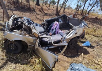 Carro sai da pista, mata dois e deixa uma pessoa em estado grave na MG-060