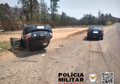 Carro capota em acidente na MG-431, próximo à Sidersa