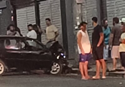 Carro bate em poste após colisão com moto na rotatória da Silva Jardim