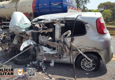 Colisão frontal na MG-050 ocorreu após carro invadir contramão