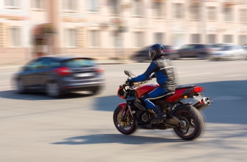 Empregado que utilizava motocicleta tem adicional de periculosidade reconhecido