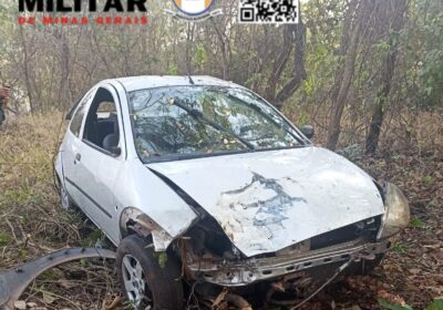 Carro para em vegetação em acidente na MG-431, próximo ao Iate