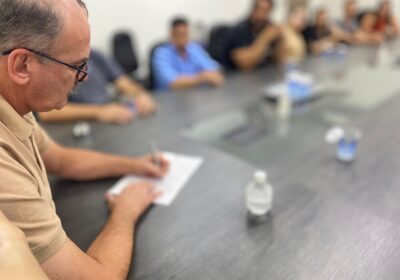 Neider assina ordem de serviço para calçamento em paralelepípedo no Morro do Bonfim