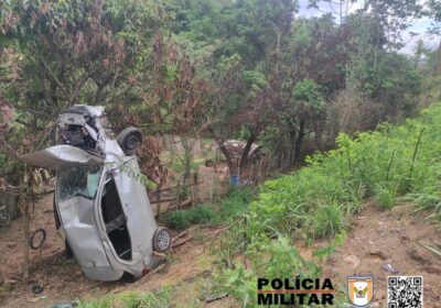 Carro capota e fica “em pé” em colisão na MG-050 em Itaúna