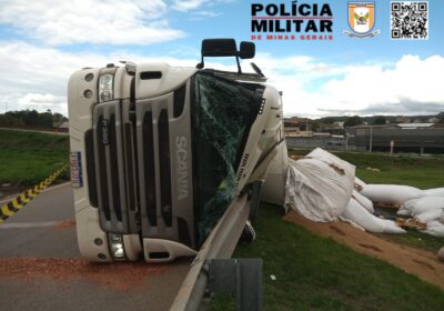 Carreta tomba em alça do trevo de Itaúna; local tem recorrência de acidentes