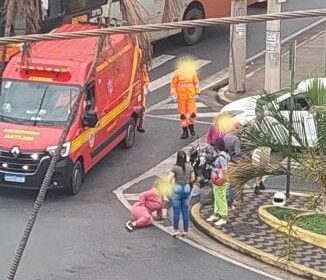 Bombeiros atendem vítima de queda de motocicleta na Praça Luiz Ribeiro