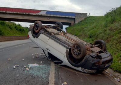 Com óleo na pista, picape capota na MG-050