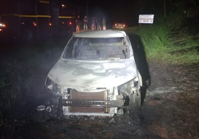 Corpo carbonizado é encontrado em carro incendiado na MG-050 em Itaúna