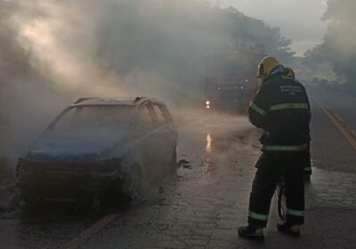 Carro pega fogo na MG-431 próximo à Cachoeira dos Chaves