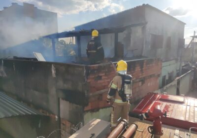 Bombeiros combatem incêndio em casa no Várzea da Olaria