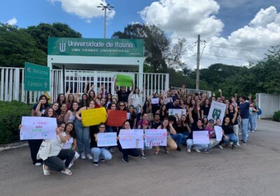 Alunos de Medicina da Universidade de Itaúna protestam por estágio