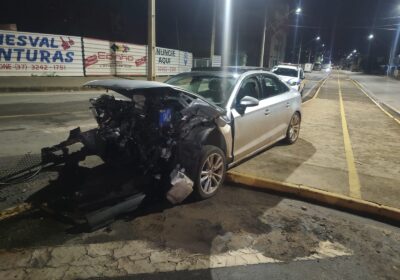 Condutor é socorrido após atingir monumento na Jove Soares