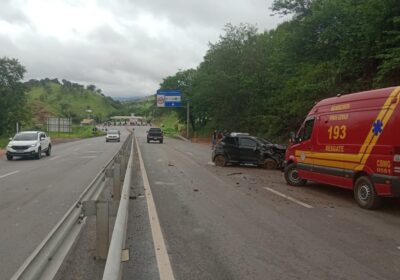 Carro capota na MG-050 próximo ao pedágio de Itaúna