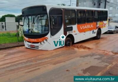 Ônibus cai em buraco de obra do SAAE na Cunha Quitão