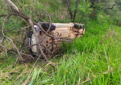 Carro sai da pista em capotamento na MG-431 próximo à AABB