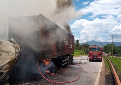 Carreta pega fogo após colisão na Fernão Dias em Itatiaiuçu