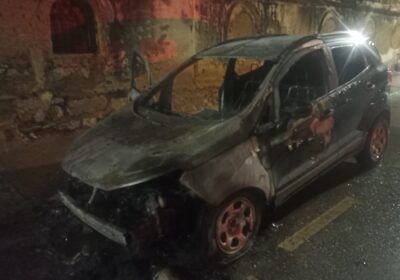 Chamas consomem veículo estacionado em frente ao hospital